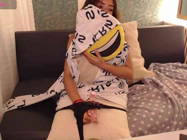 Miidnightt-Dessire webcam