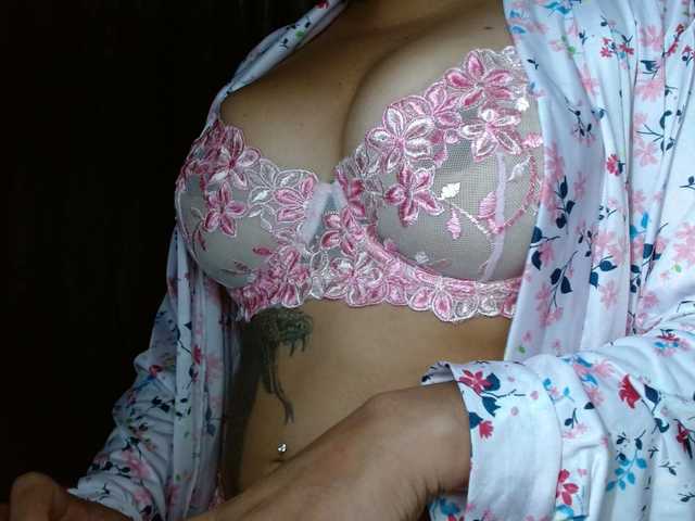 HELOOO1 live cam on BongaCams
