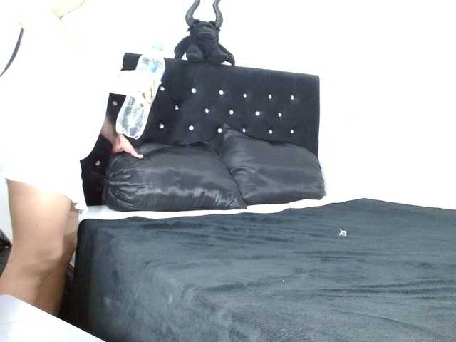 HELOOO1 live cam on BongaCams