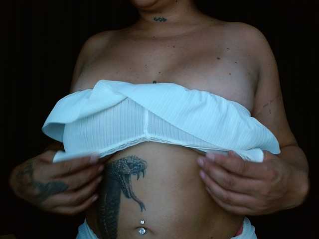 HELOOO1 live cam on BongaCams