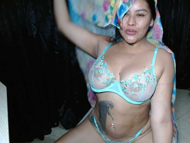 HELOOO1 live cam on BongaCams