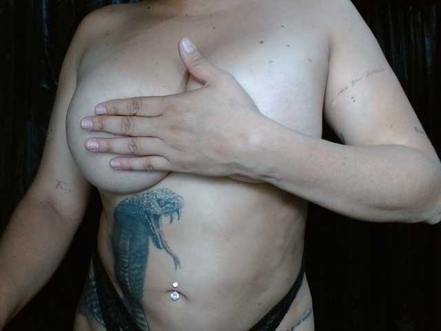 HELOOO1 live cam on BongaCams