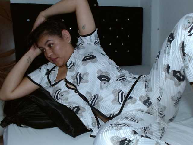 HELOOO1 live cam on BongaCams