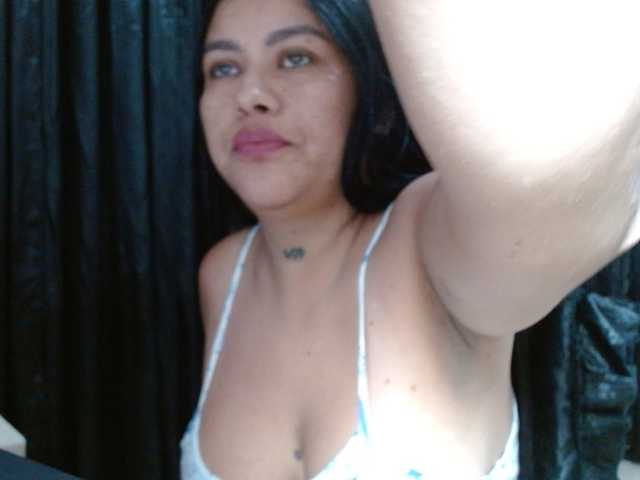 HELOOO1 live cam on BongaCams