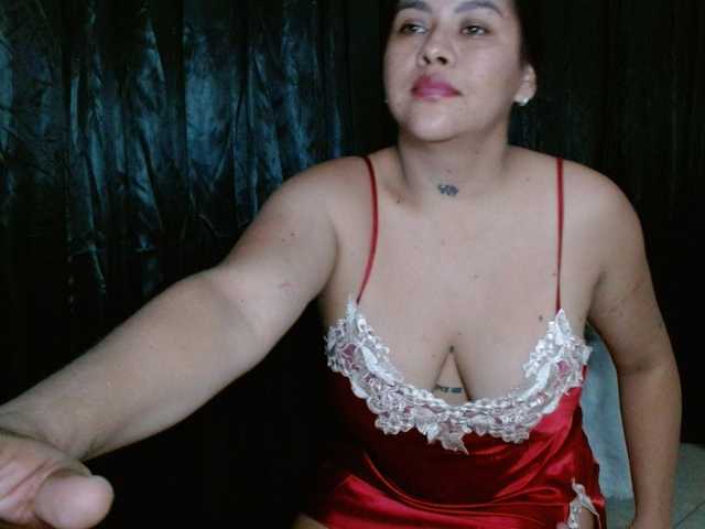 HELOOO1 live cam on BongaCams