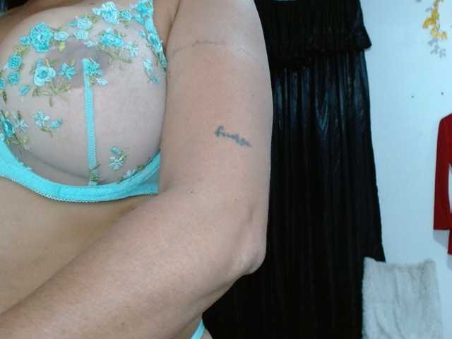 HELOOO1 live cam on BongaCams