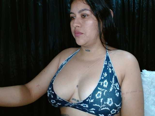HELOOO1 live cam on BongaCams
