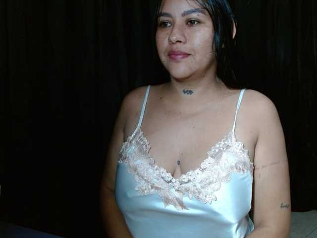 HELOOO1 live cam on BongaCams