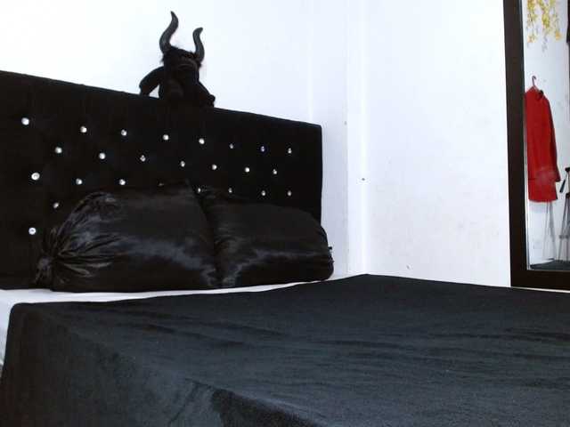 HELOOO1 live cam on BongaCams