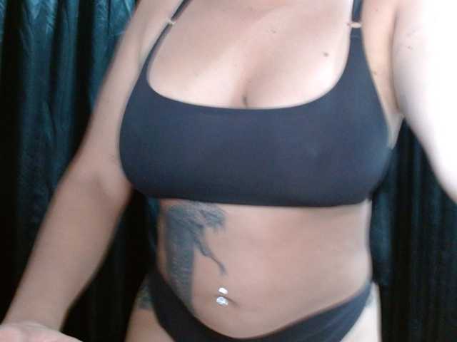 HELOOO1 live cam on BongaCams