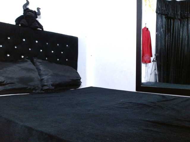 HELOOO1 live cam on BongaCams