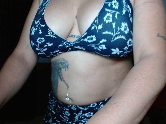HELOOO1 live cam on BongaCams