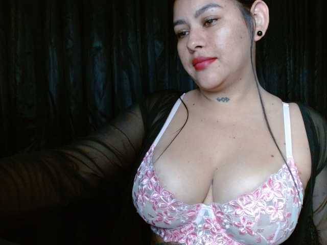 HELOOO1 live cam on BongaCams