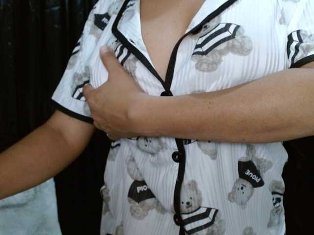 HELOOO1 live cam on BongaCams