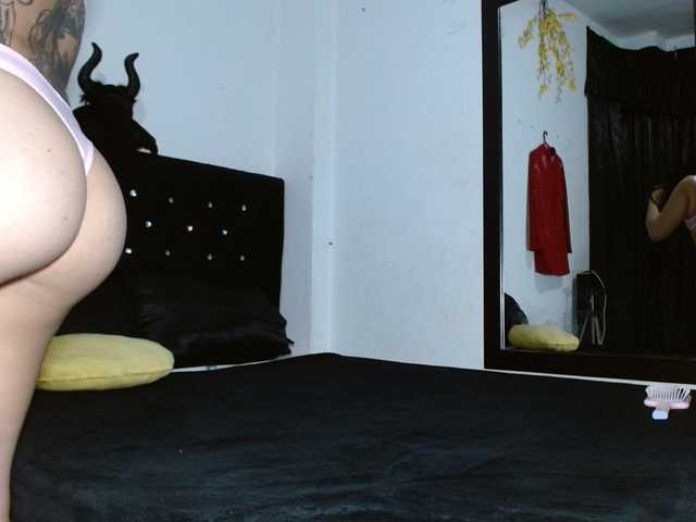 HELOOO1 live cam on BongaCams