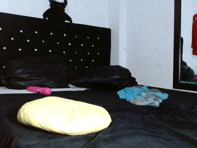 HELOOO1 live cam on BongaCams