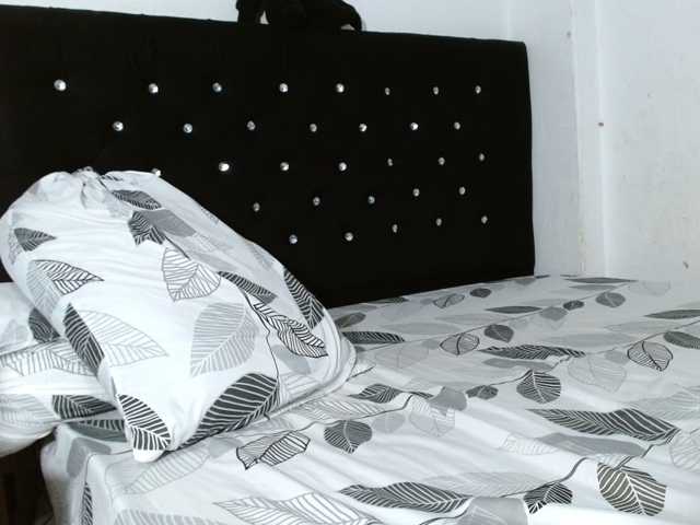 HELOOO1 live cam on BongaCams