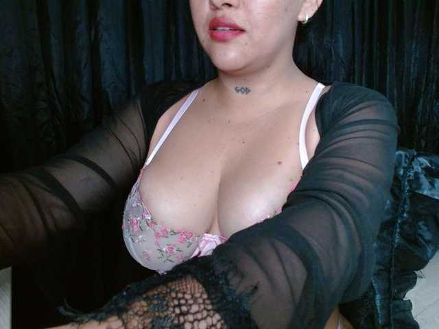 HELOOO1 live cam on BongaCams