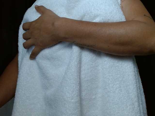 HELOOO1, live now on BongaCams