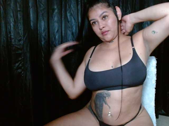 HELOOO1 live cam on BongaCams