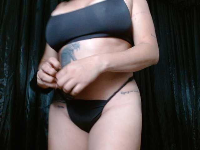 HELOOO1 live cam on BongaCams
