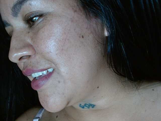 HELOOO1 live cam on BongaCams