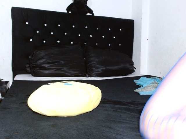 HELOOO1 live cam on BongaCams