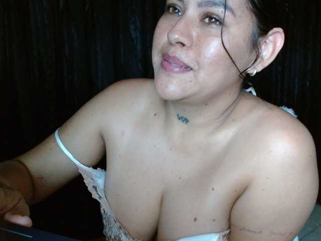 HELOOO1 live cam on BongaCams