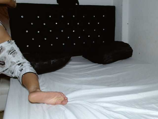 HELOOO1 live cam on BongaCams