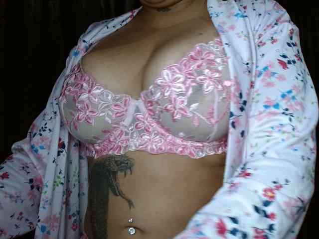 HELOOO1 Live Webcam on BongaCams