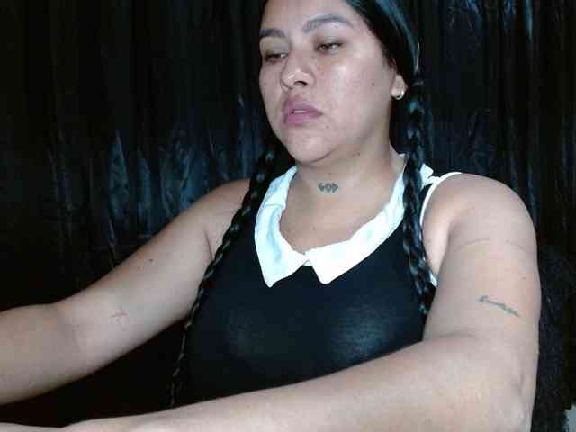 HELOOO1 Live Webcam on BongaCams
