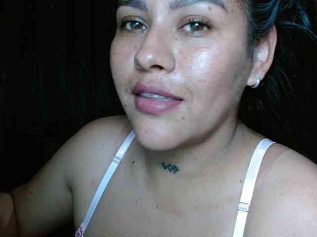 HELOOO1 Live Webcam on BongaCams