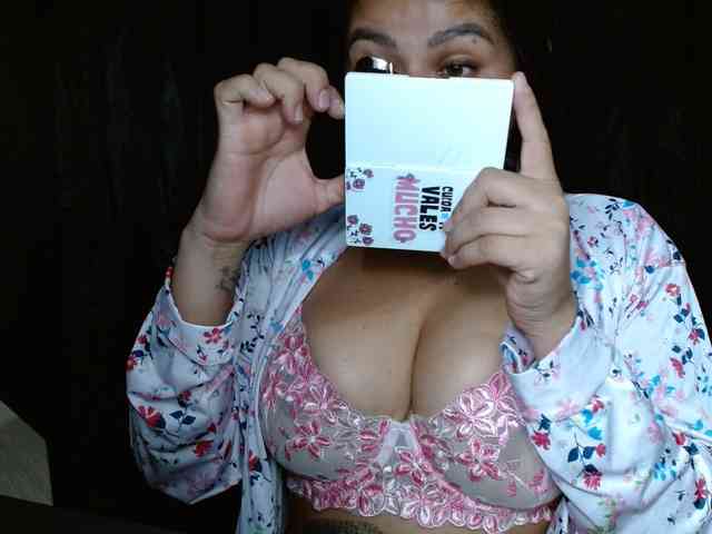 HELOOO1 Live Webcam on BongaCams