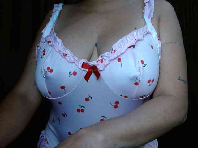 HELOOO1 Live Webcam on BongaCams