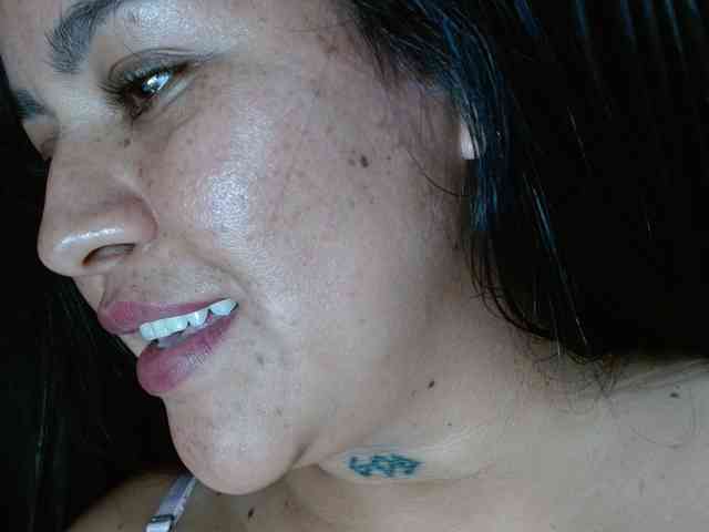 HELOOO1 Live Webcam on BongaCams