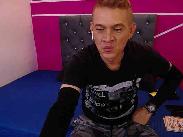 cesirry12 Live Webcam on BongaCams