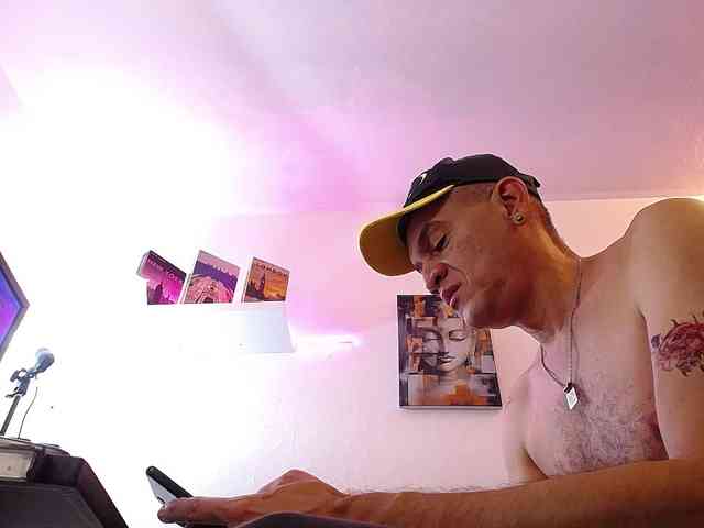 cesirry12 Live Webcam on BongaCams