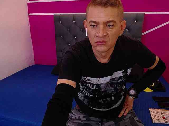 cesirry12 Live Webcam on BongaCams