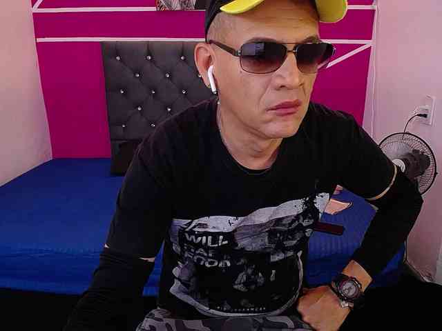 cesirry12 Live Webcam on BongaCams