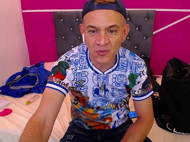 cesirry12 Live Webcam on BongaCams