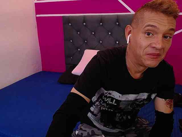 cesirry12 Live Webcam on BongaCams