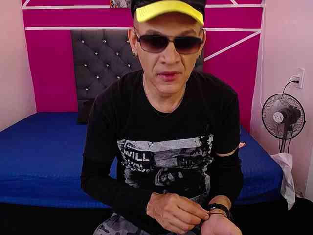 cesirry12 Live Webcam on BongaCams