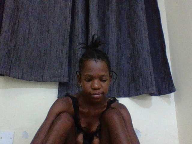le modèle SexyMe- est en webcam porno dans un show sur le site bongacams, il possède les tags suivants: Ebony,Brunette,Trimmed