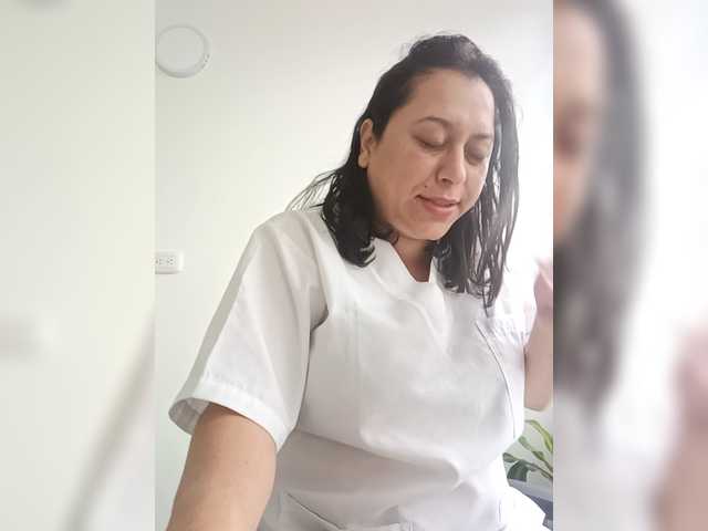 Queen-yess011 live cam on BongaCams