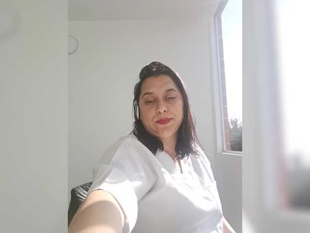 Queen-yess011 live cam on BongaCams