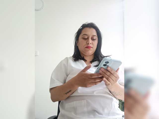 Queen-yess011 live cam on BongaCams