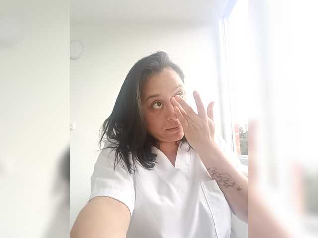 Queen-yess011 live cam on BongaCams