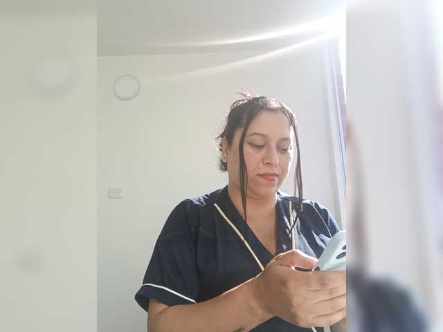 Queen-yess011 live cam on BongaCams
