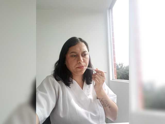 Queen-yess011 live cam on BongaCams