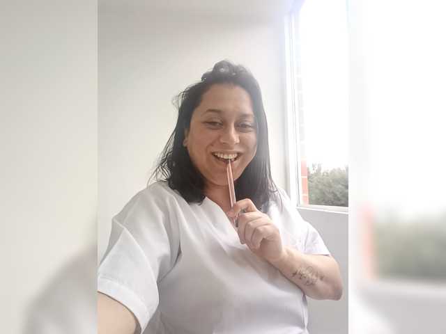 Queen-yess011 live webcam show